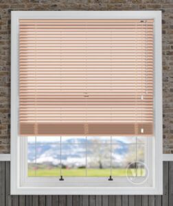 For a subtle pink and retro feeling, our Blossom Venetian blind is ideal thanks to its splash-resistant materials